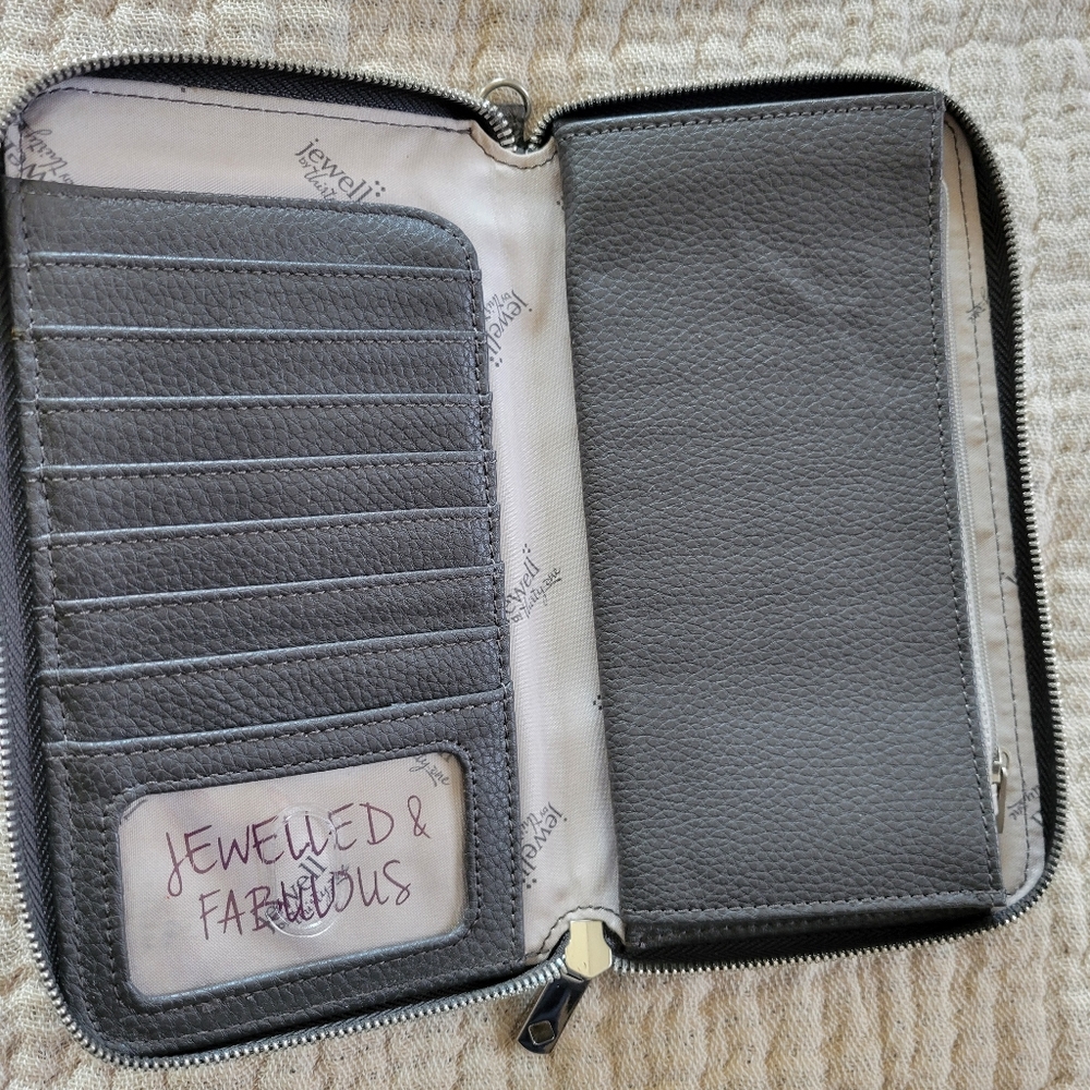 All about the Benjamin Wallet Thirty-One - Picture 2 of 3
